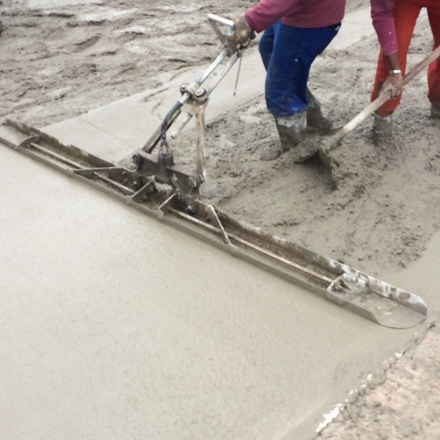 Ferramentas na concretagem - régua vibratória