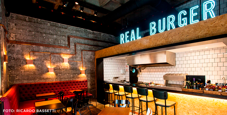 foto interna do real burger mostrando o ambiente no geral